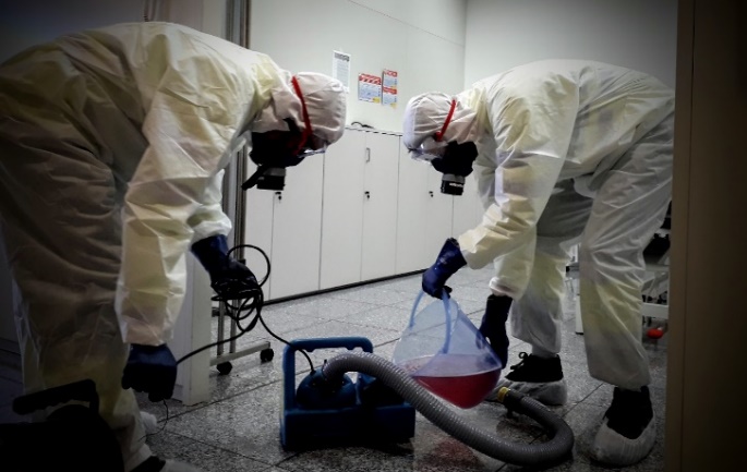 Operarios preparando productos de desinfección COVID-19