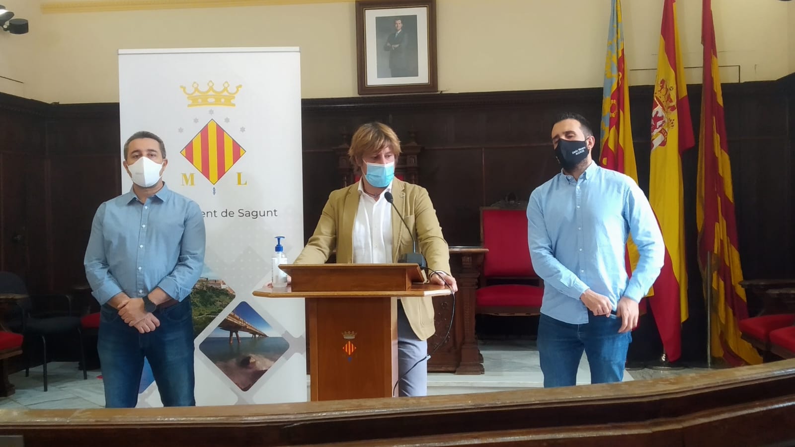 El director de I+D+i de Lokímica, Rubén Bueno, explica en rueda de prensa las actuaciones de la empresa en Sagunto