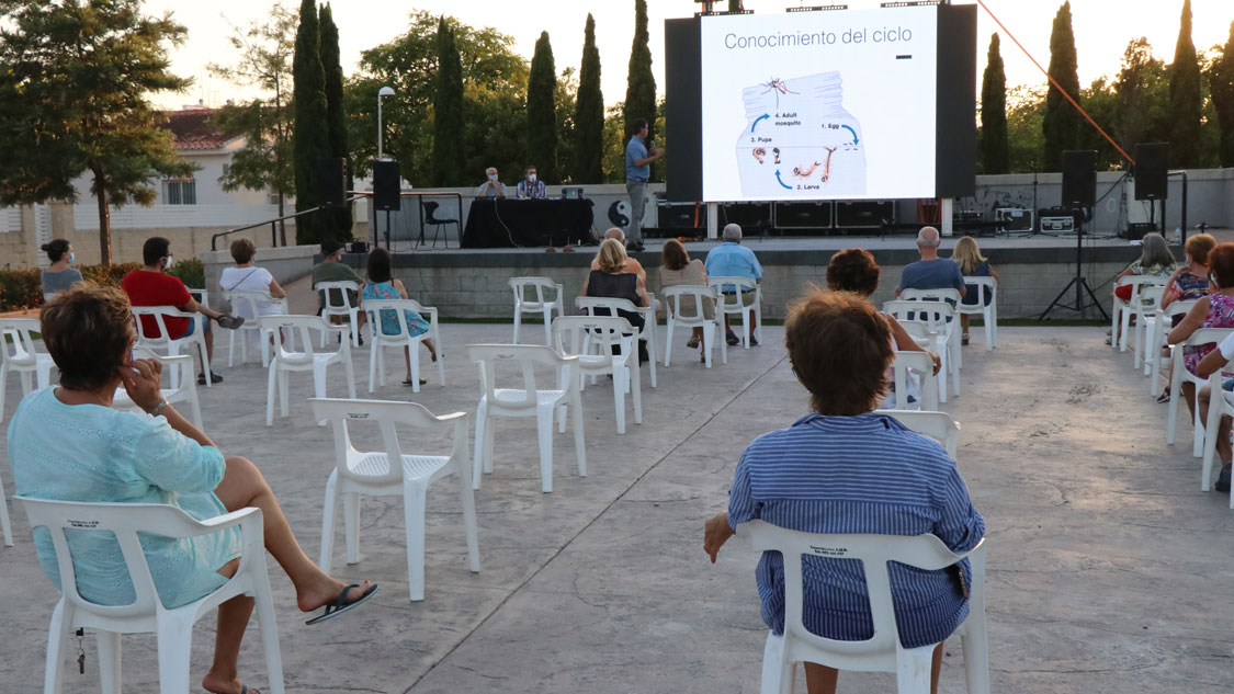 Uno de los trabajadores de Lokímica explicando en una charla el ciclo biológico del mosquito