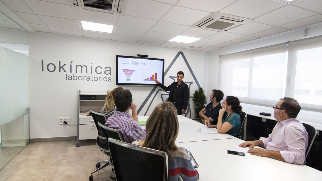 Reunión de trabajo en las oficinas de Lokímica