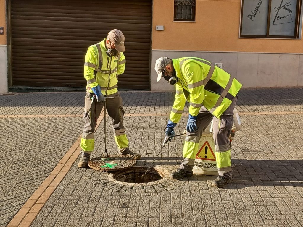 Dos técnicos de control de plagas de Lokímica realizan trabajos de desinsectación en alcantarillado