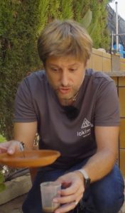 Rubén Bueno tomando muestras de larvas de mosquitos en un plato de macetas