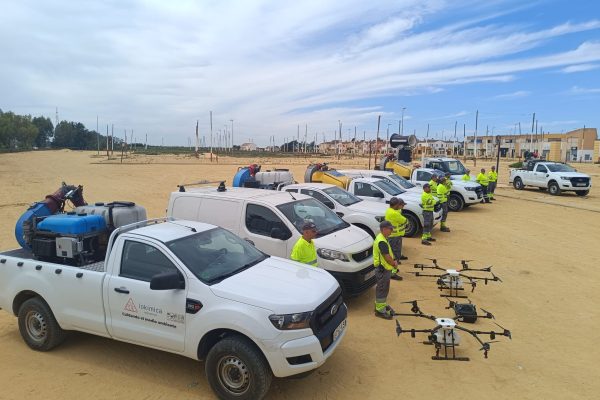 Vehículos todoterreno equipados con dispositivos de fumigación, drones y personal técnico con equipos de protección individual para tratar el Virus del Nilo