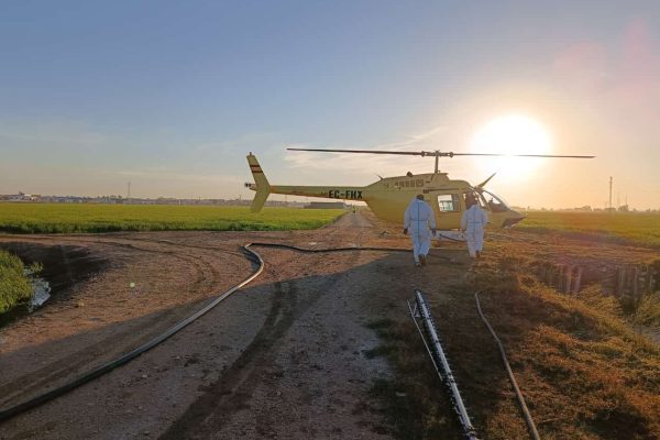 helicóptero de Lokímica, con dos técnicos equipados con trajes de protección, preparado para realizar un tratamiento aéreo contra el Virus del Nilo