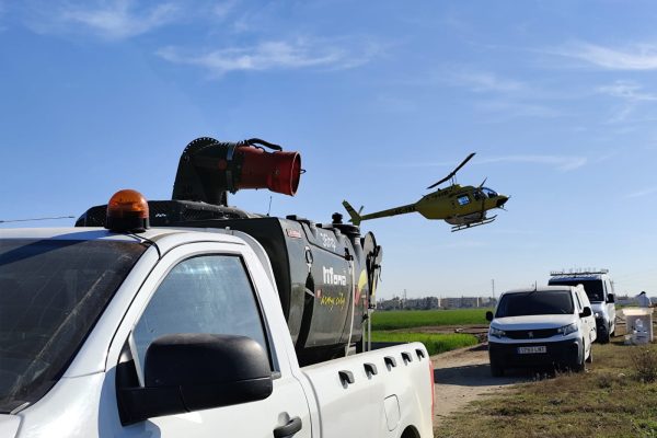 Camioneta blanca con una estructura en la parte trasera para el tratamiento del Virus del Nilo