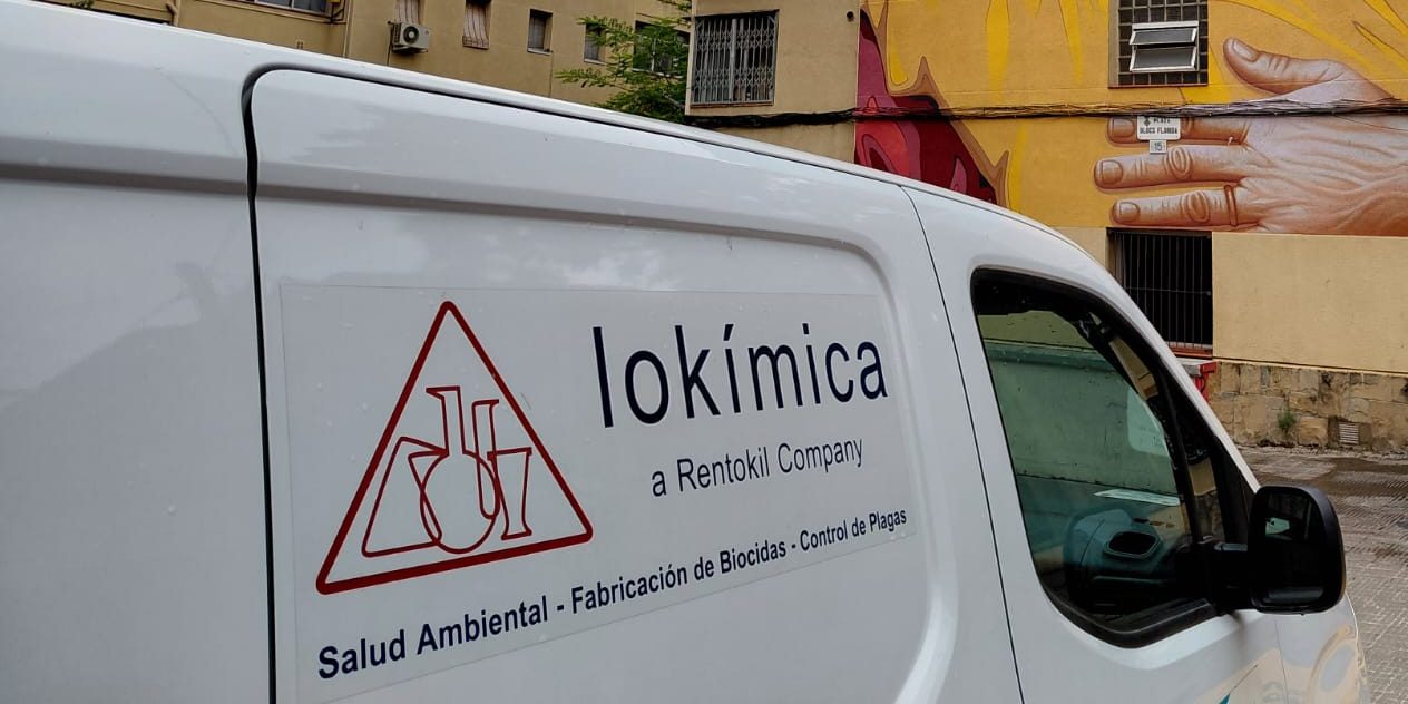 Lateral de una furgoneta de Lokímica en blanco y negro