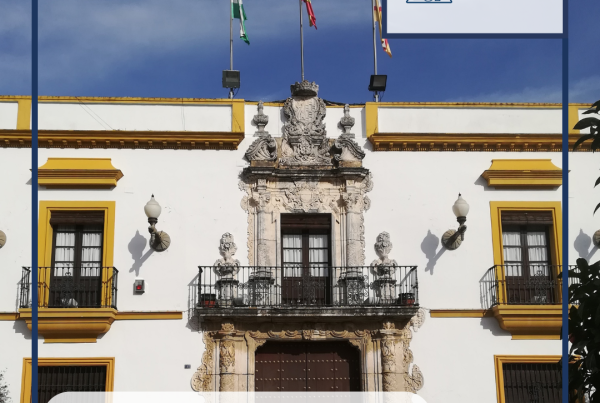 Imagen de la fachada del Ayuntamiento de Utrera, con creatividades de Lokímica.