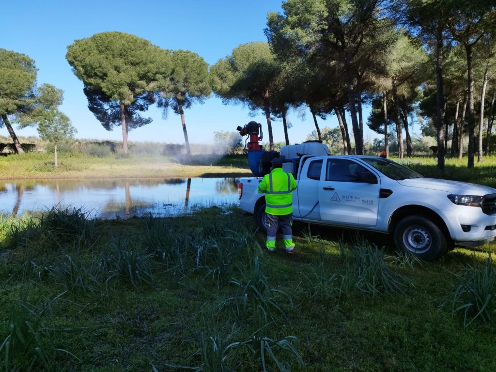 Imagen de un técnico aplicando tratamientos contra el VNO con una pick-up.