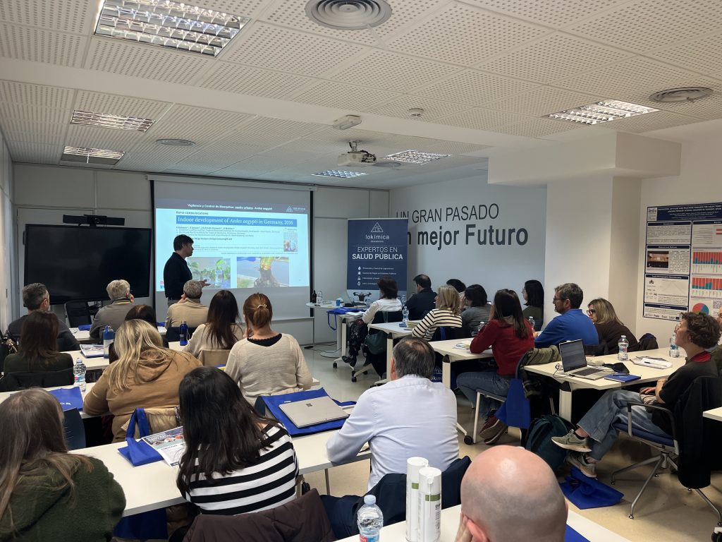 Imagen de una formación impartida por Rubén Bueno en las oficinas de Lokímica Valencia.