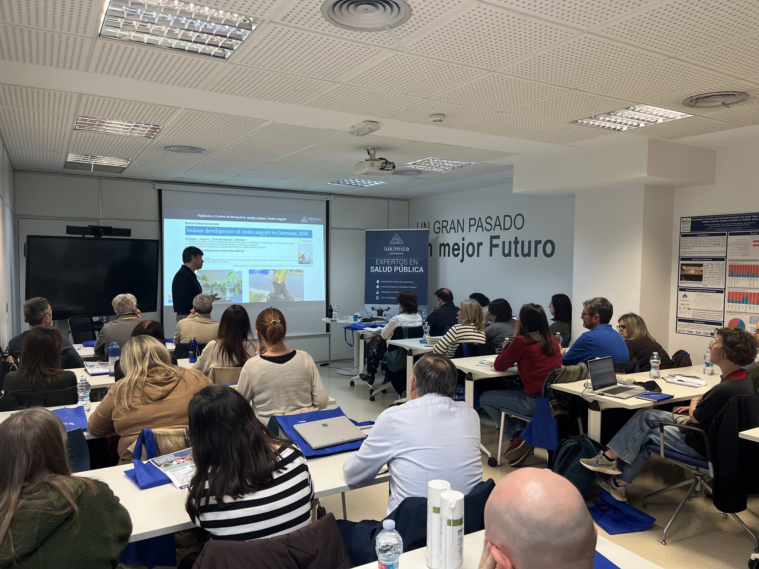 Imagen de una formación impartida por Rubén Bueno en las oficinas de Lokímica Valencia.