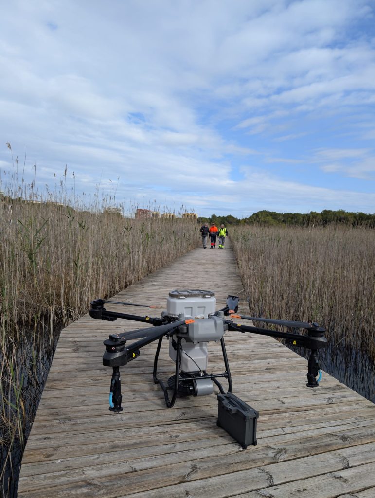 Dron de Lokímica preparado para una actuación de control vectorial en un entorno de humedal mediterráneo.