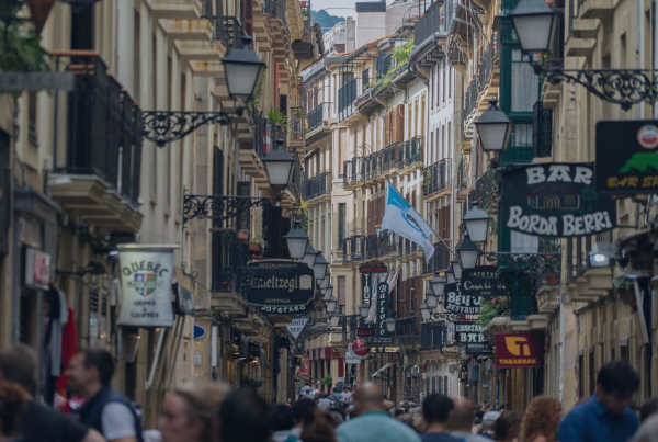 Imagen de una calle popular de San Sebastián.